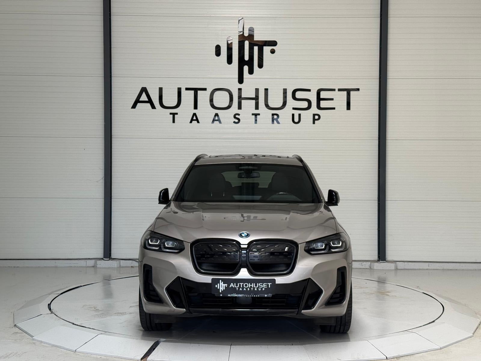 Orange BMW iX3 fra 2022