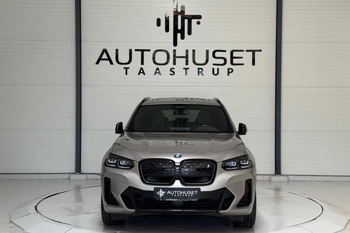 Orange BMW iX3 fra 2022