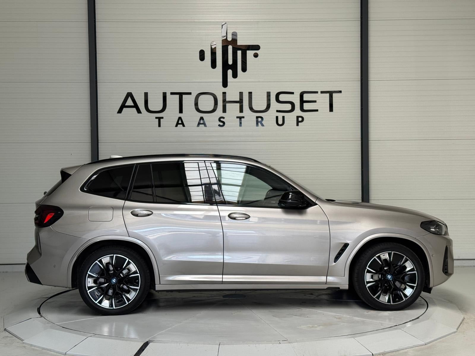 Orange BMW iX3 fra 2022
