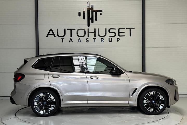 Orange BMW iX3 fra 2022