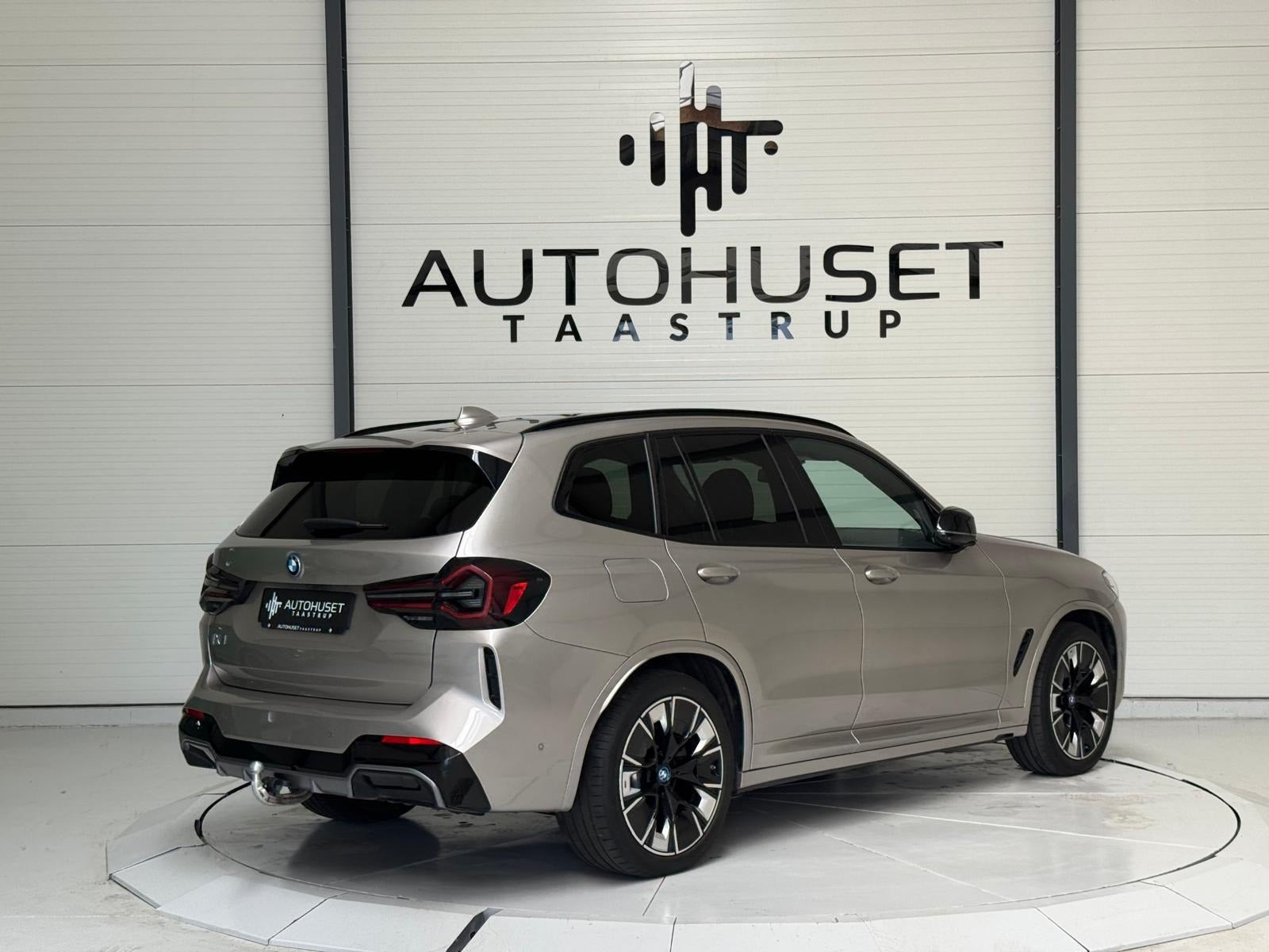 Orange BMW iX3 fra 2022
