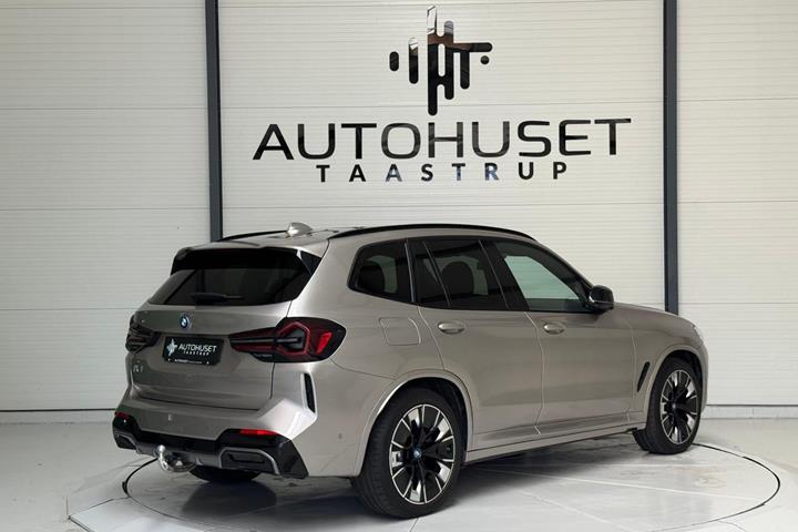 Orange BMW iX3 fra 2022