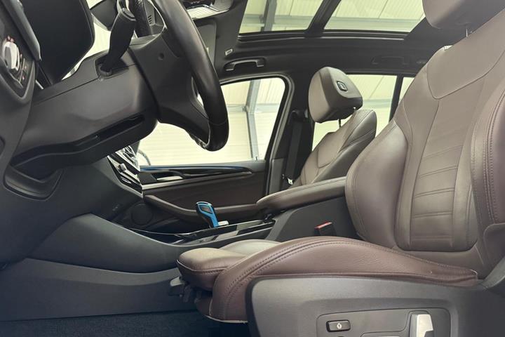 Orange BMW iX3 fra 2022