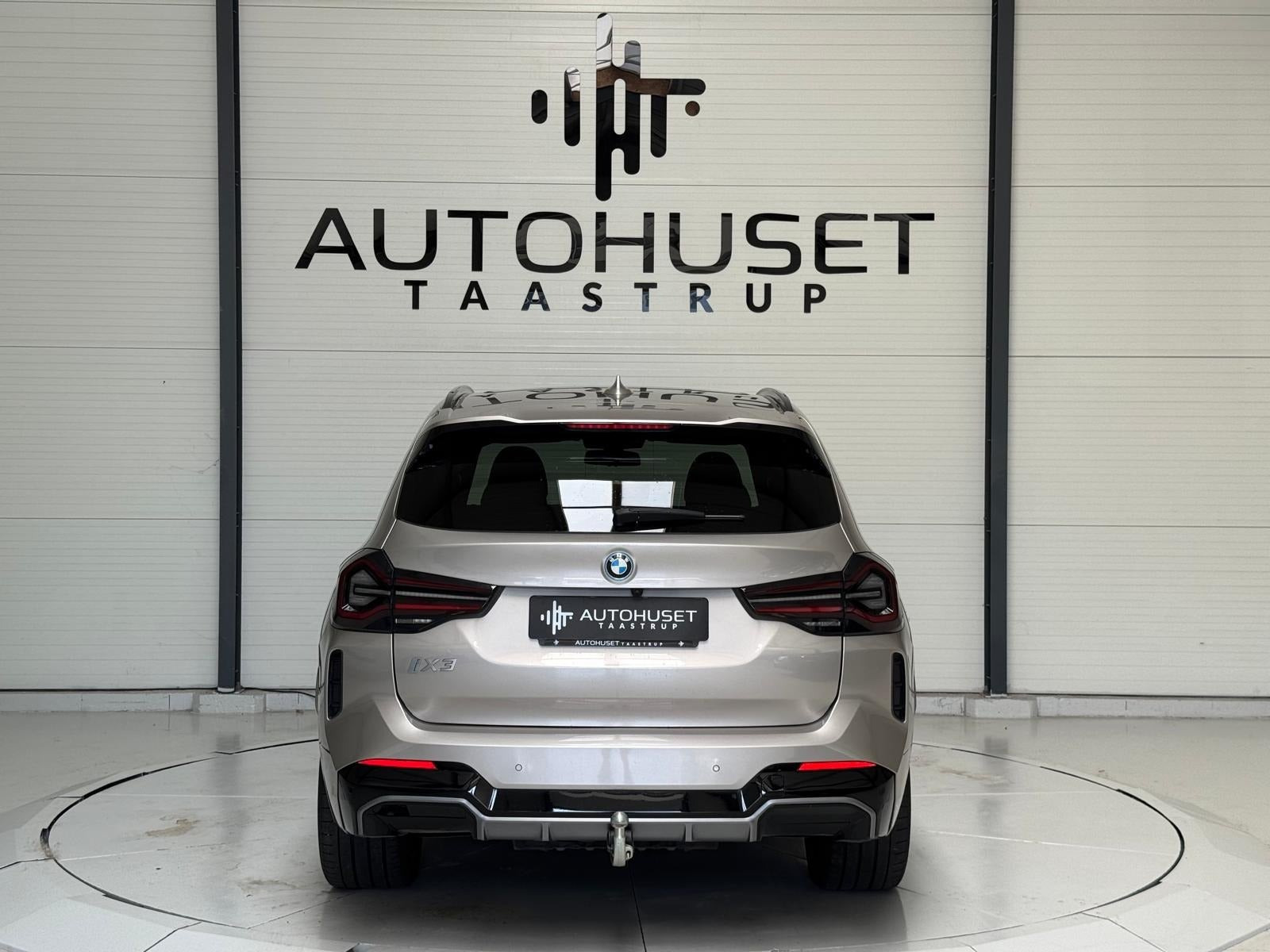 Orange BMW iX3 fra 2022