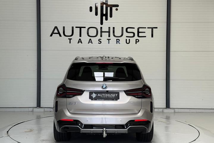 Orange BMW iX3 fra 2022