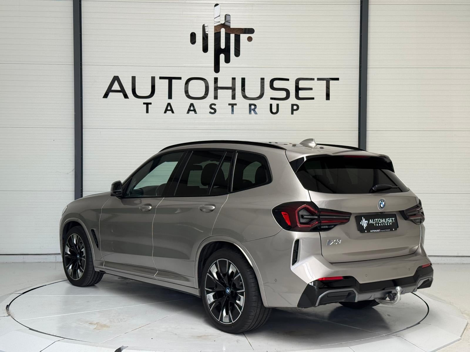 Orange BMW iX3 fra 2022