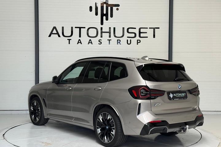 Orange BMW iX3 fra 2022