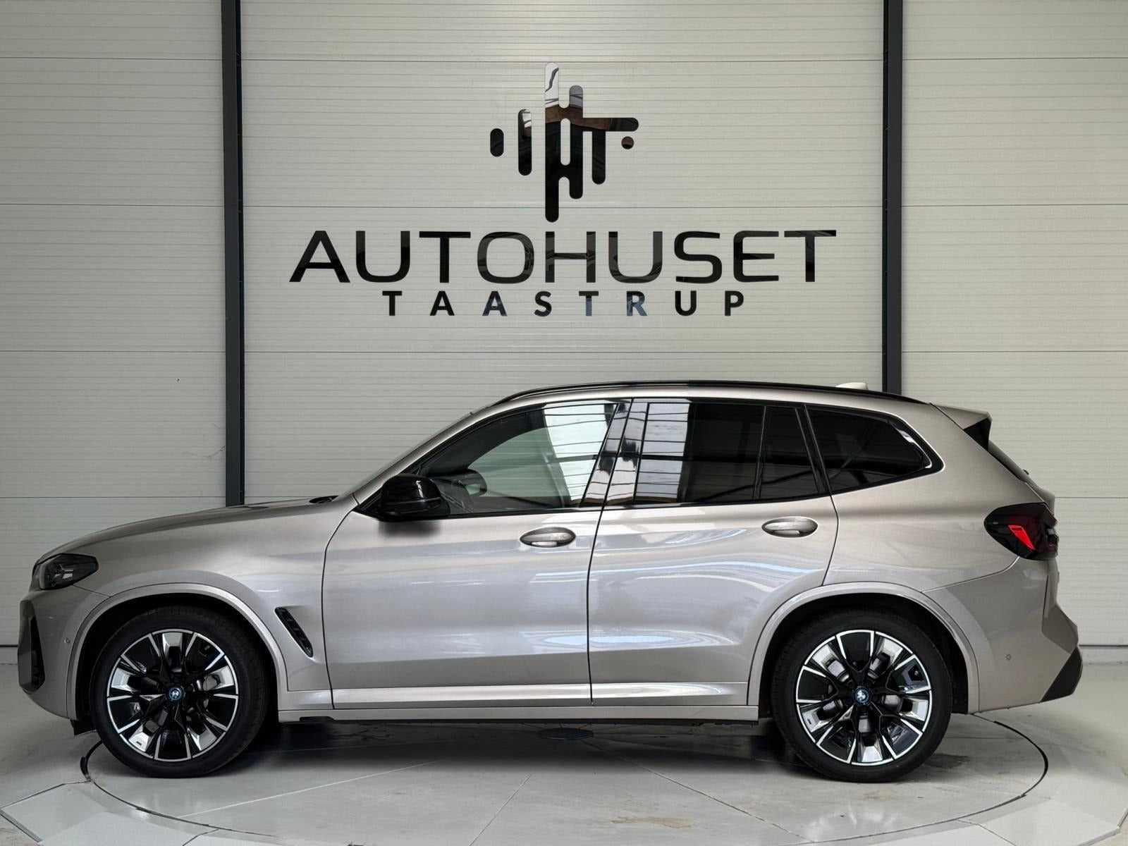 Orange BMW iX3 fra 2022