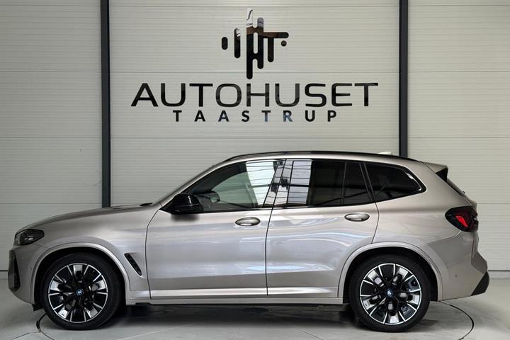 Orange BMW iX3 fra 2022