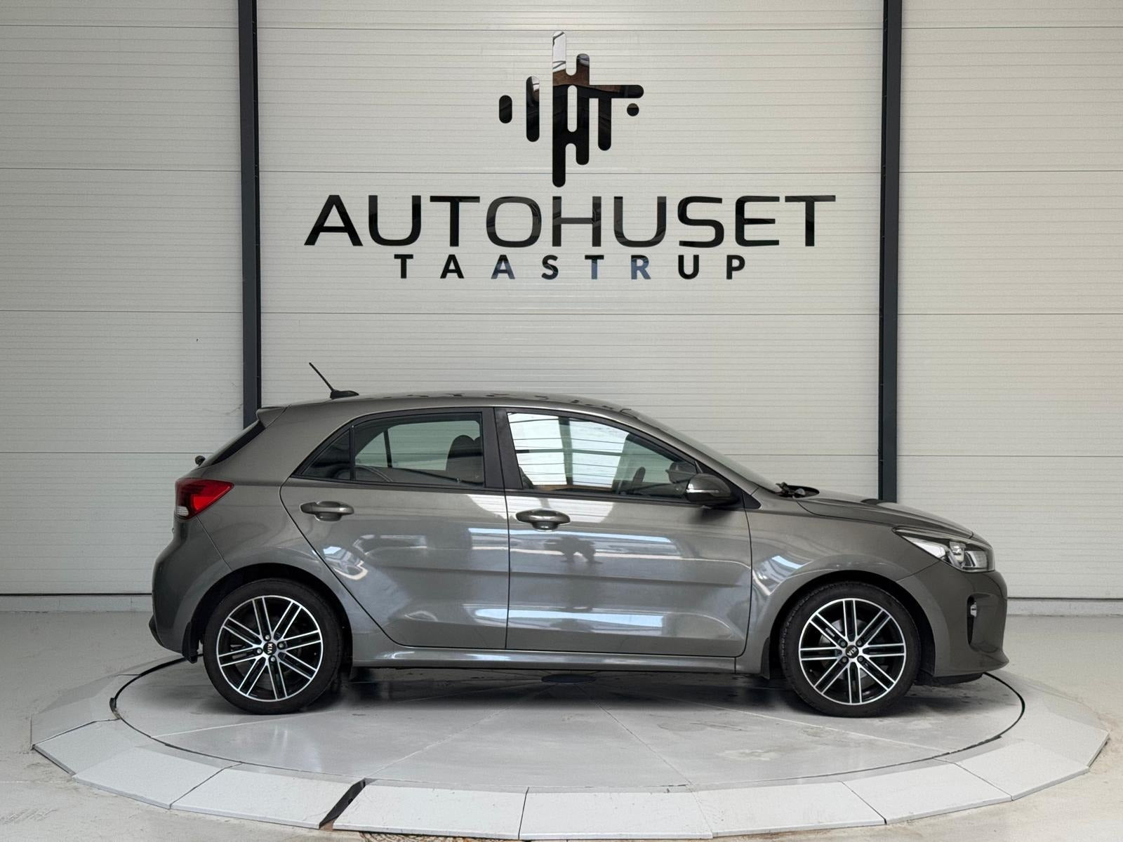 Beige Kia Rio fra 2017