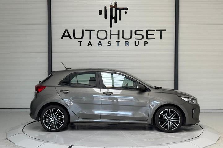 Beige Kia Rio fra 2017