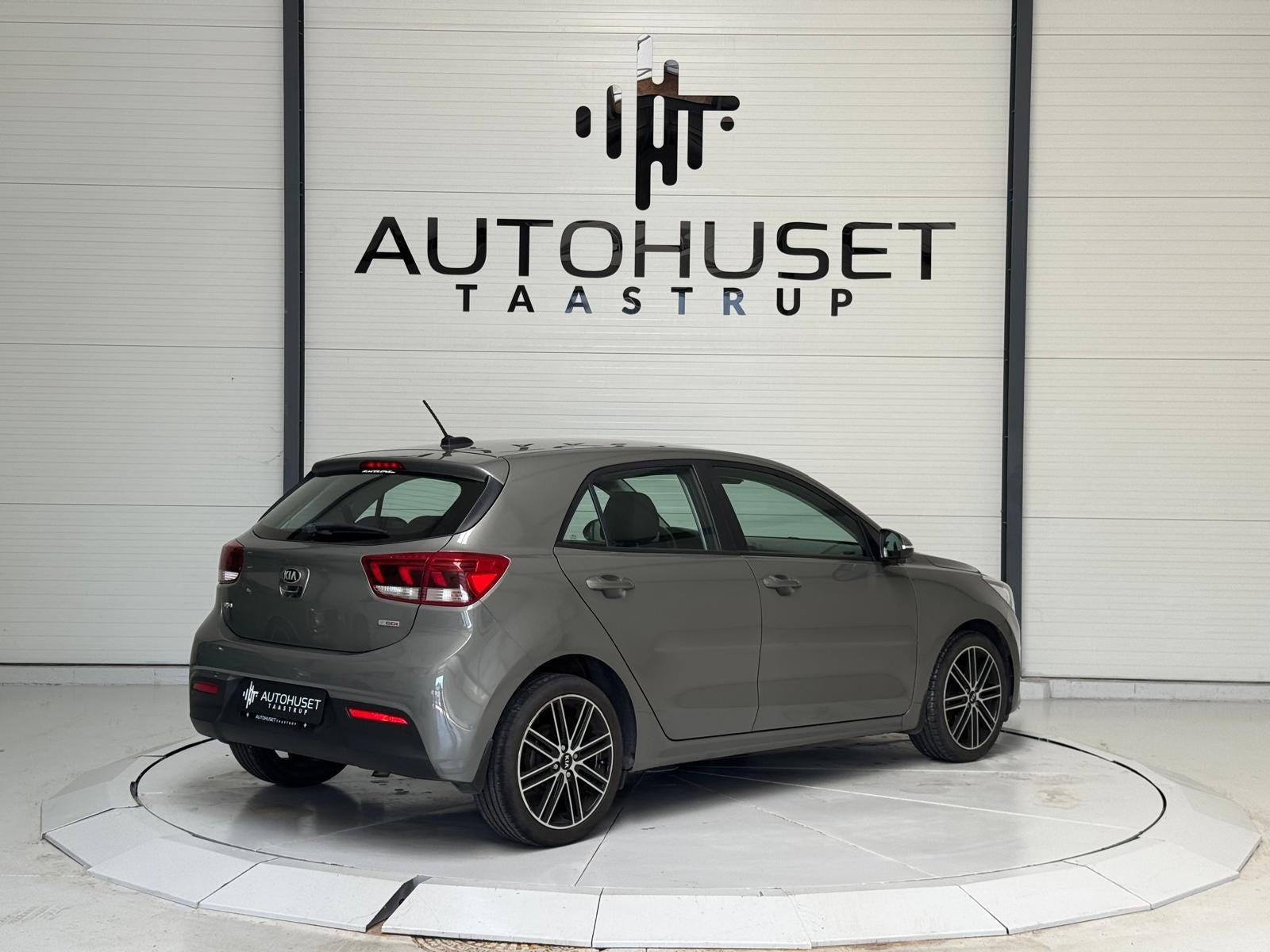 Beige Kia Rio fra 2017