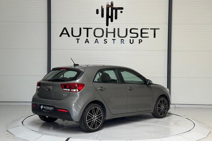 Beige Kia Rio fra 2017
