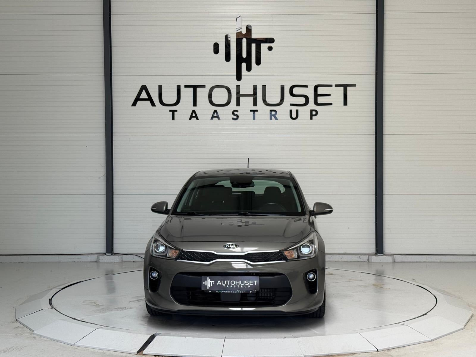 Beige Kia Rio fra 2017
