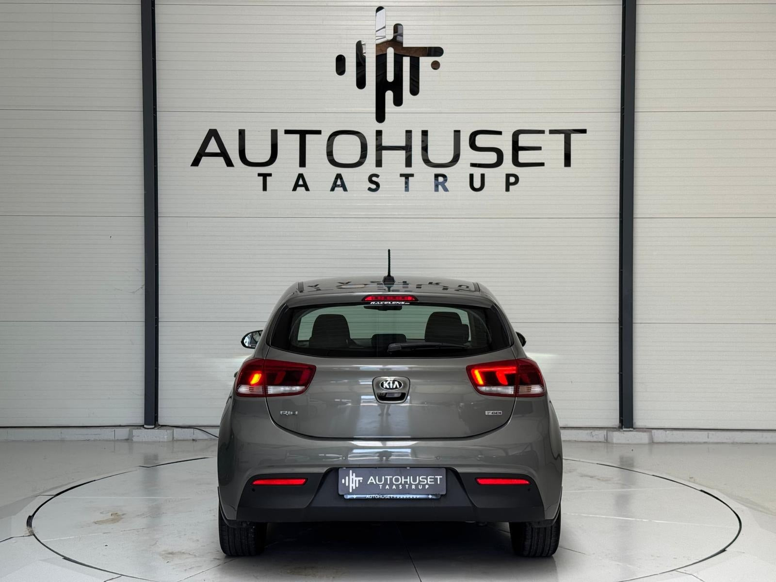 Beige Kia Rio fra 2017
