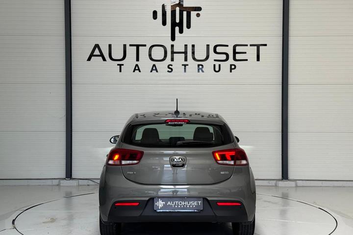 Beige Kia Rio fra 2017