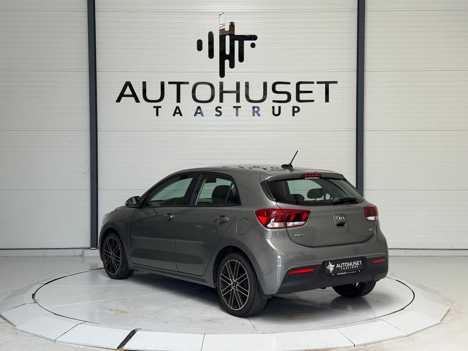Beige Kia Rio fra 2017