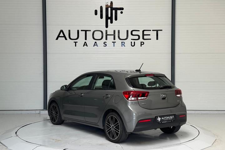 Beige Kia Rio fra 2017