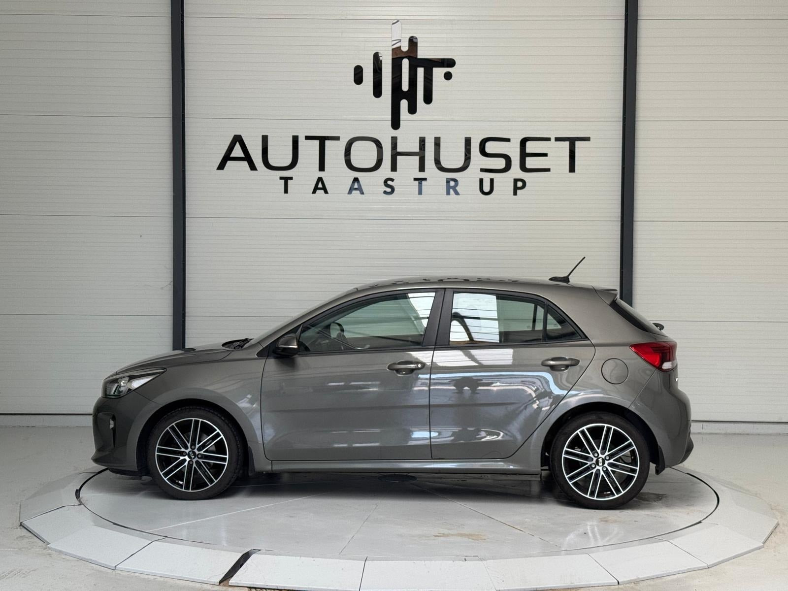 Beige Kia Rio fra 2017