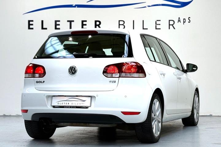 Hvid VW Golf VI fra 2012