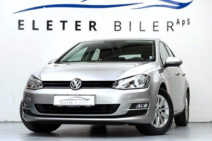 Sølv VW Golf VII fra 2014 set udefra