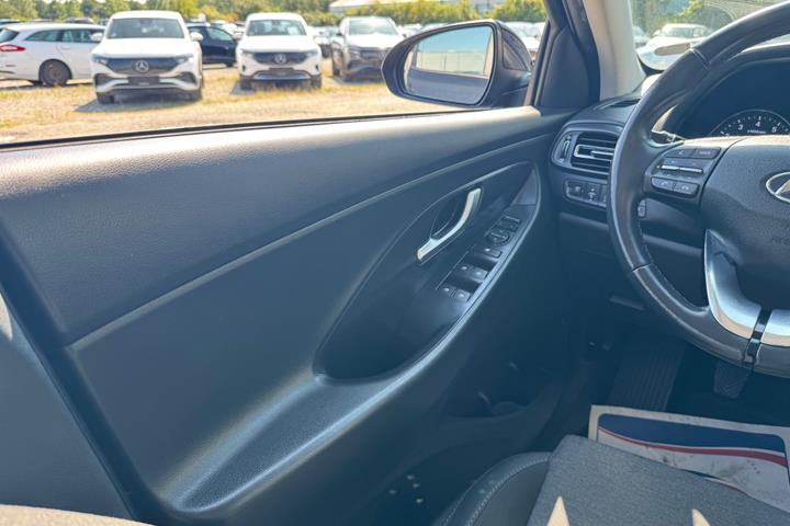 Sort Hyundai i30 fra 2023