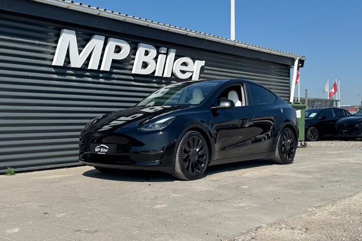 Sort Tesla Model Y fra 2024 set udefra