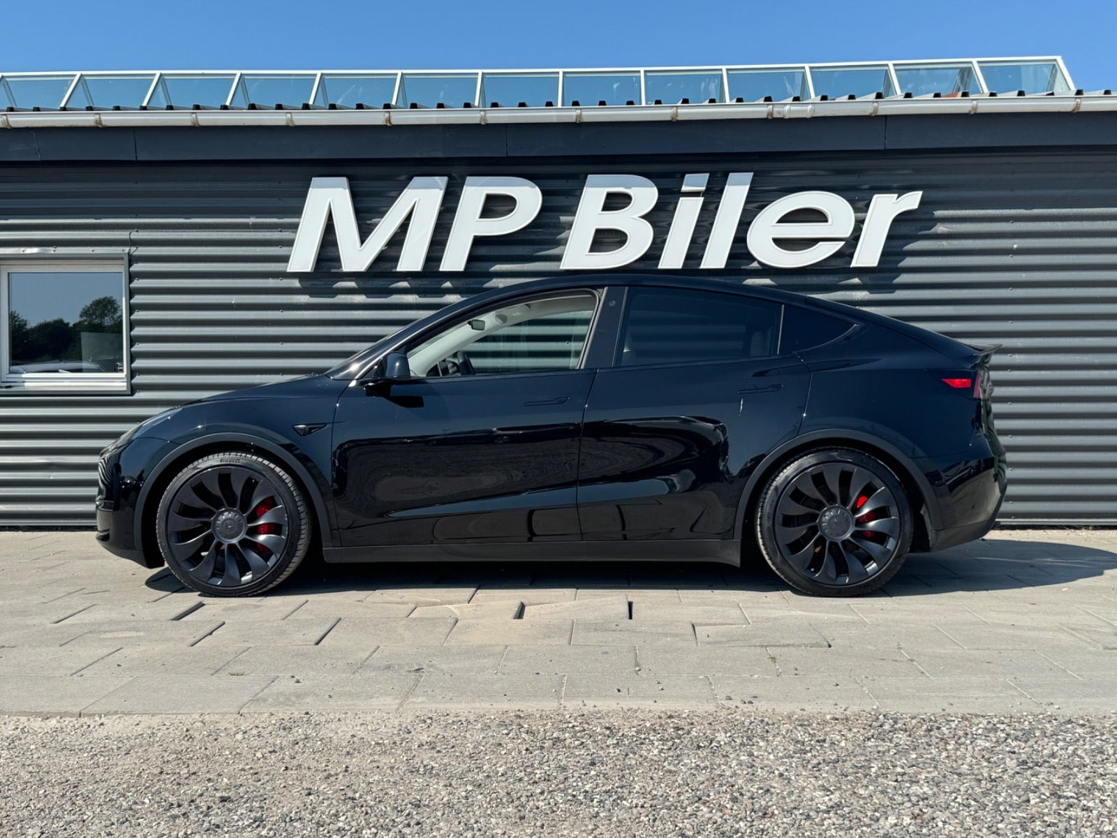 Sort Tesla Model Y fra 2024