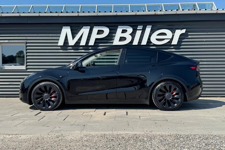 Sort Tesla Model Y fra 2024