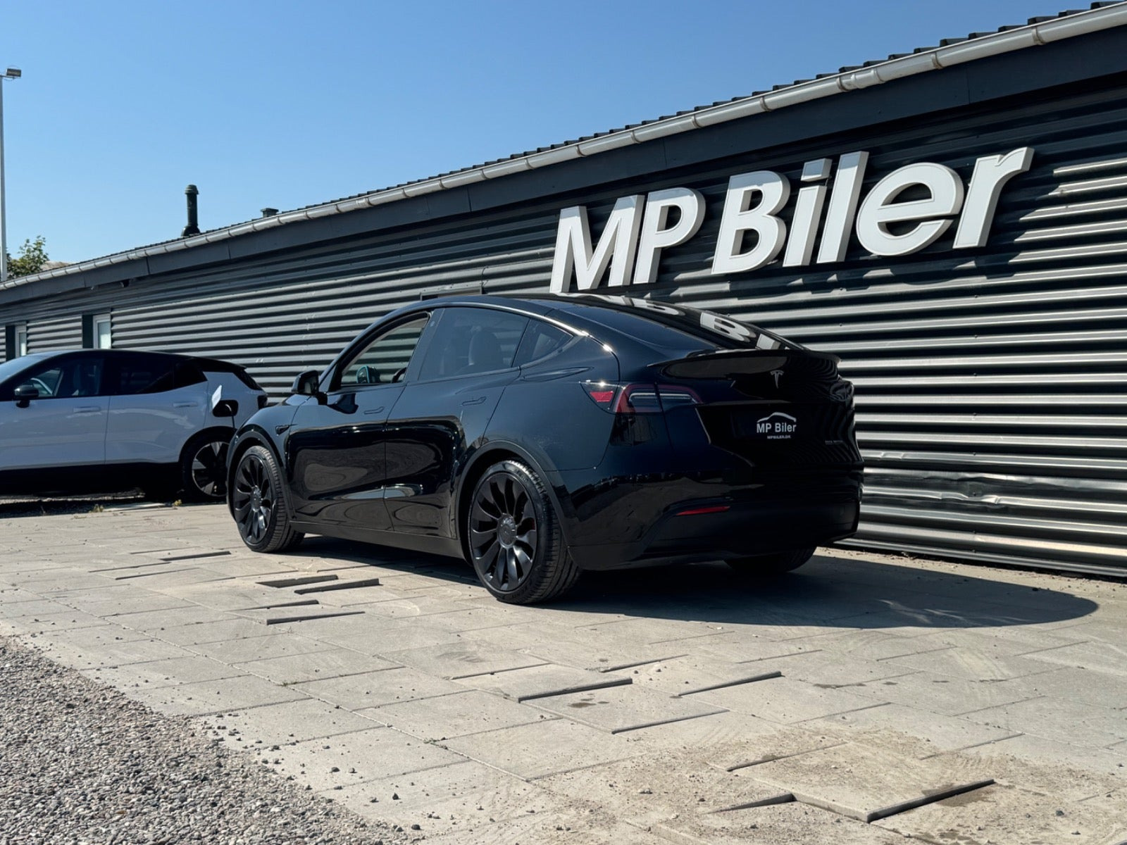 Sort Tesla Model Y fra 2024