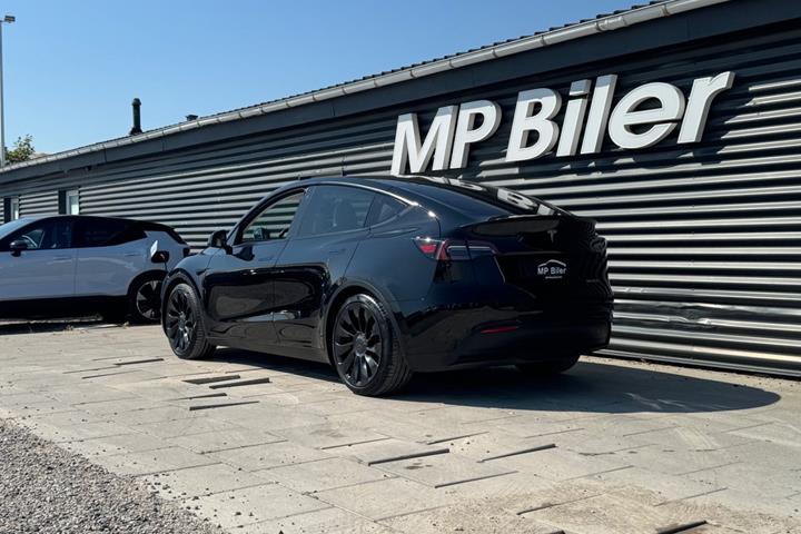 Sort Tesla Model Y fra 2024