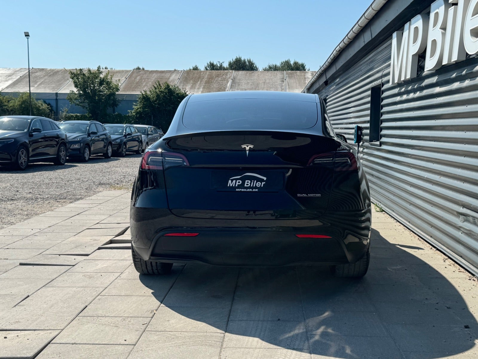 Sort Tesla Model Y fra 2024
