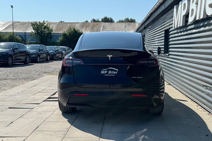 Sort Tesla Model Y fra 2024