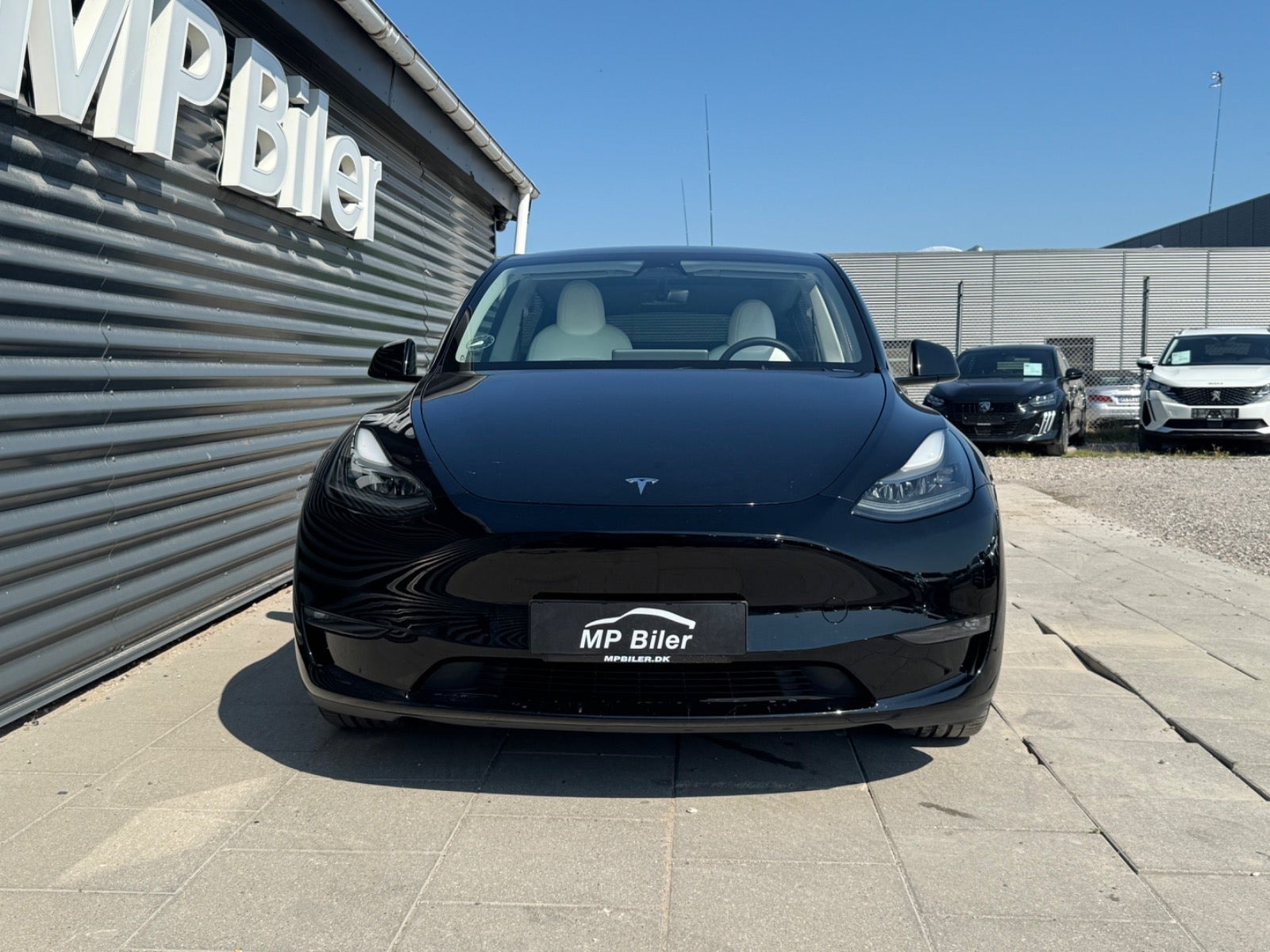Sort Tesla Model Y fra 2024