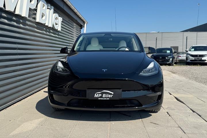 Sort Tesla Model Y fra 2024