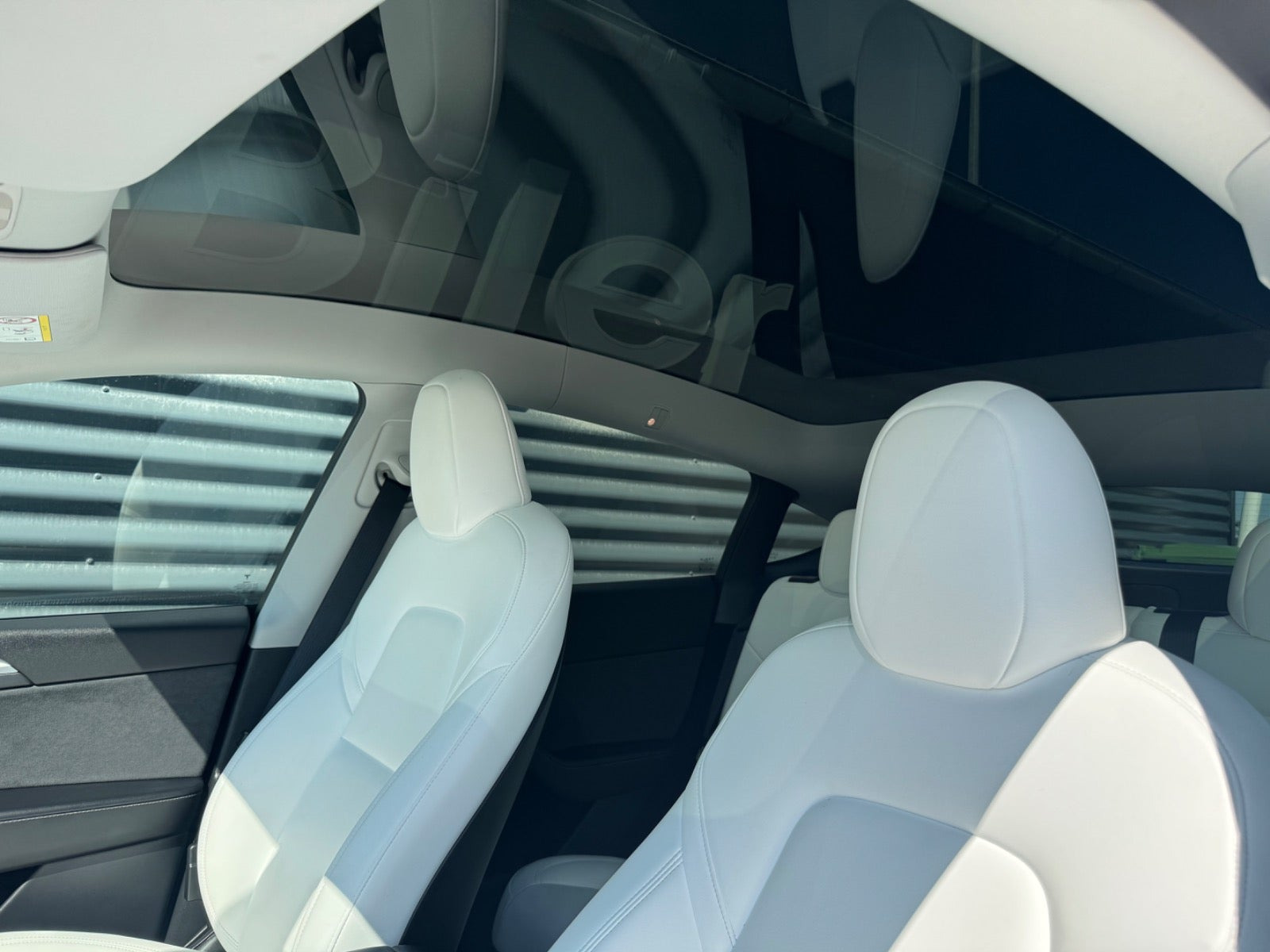 Sort Tesla Model Y fra 2024