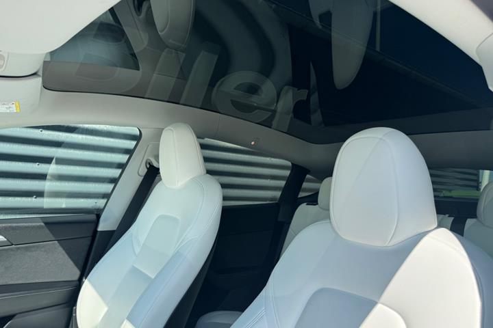 Sort Tesla Model Y fra 2024