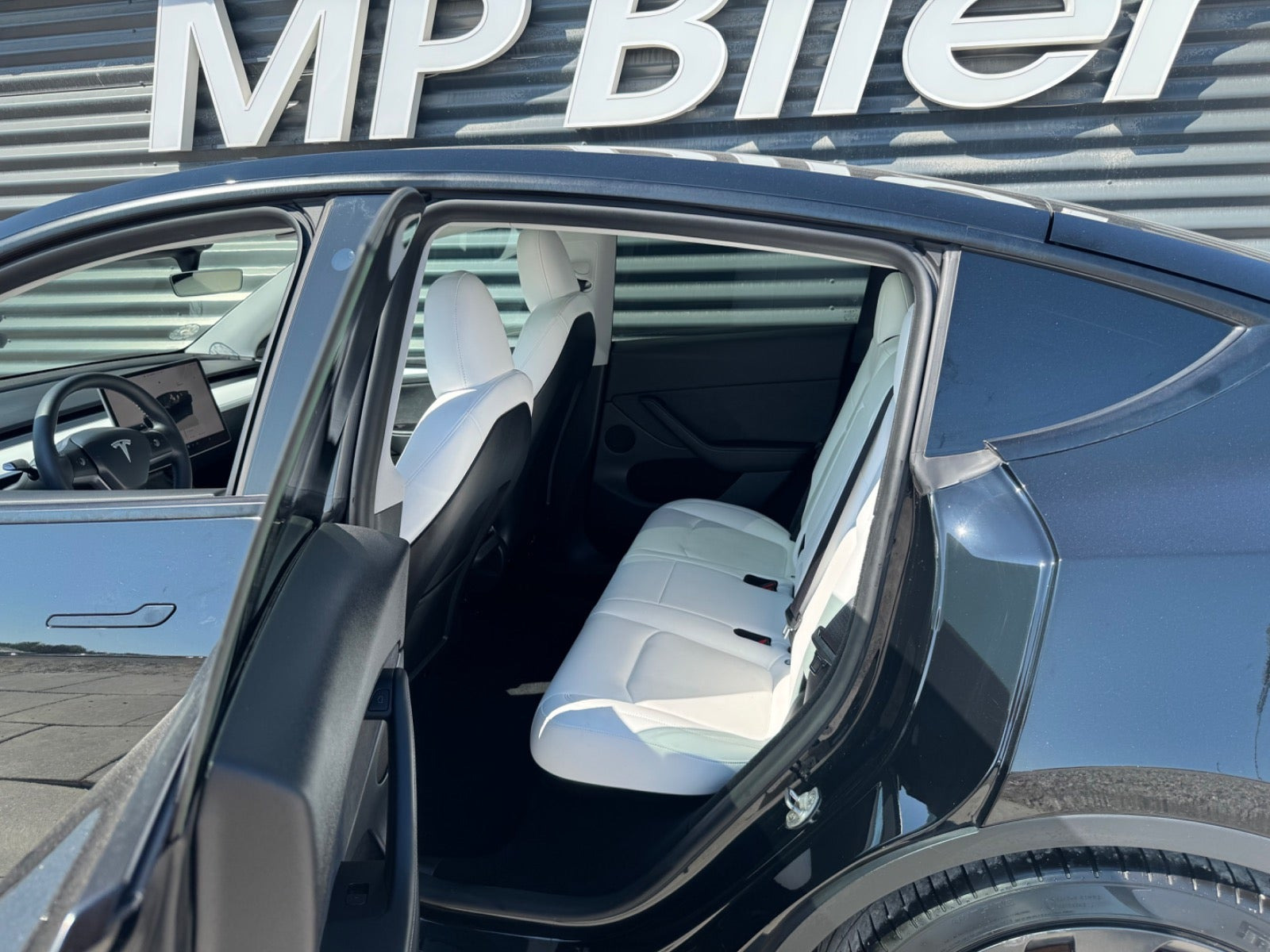Sort Tesla Model Y fra 2024