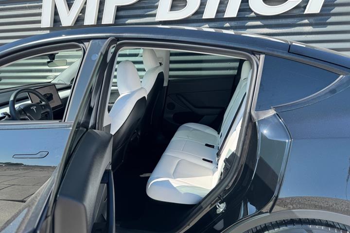 Sort Tesla Model Y fra 2024