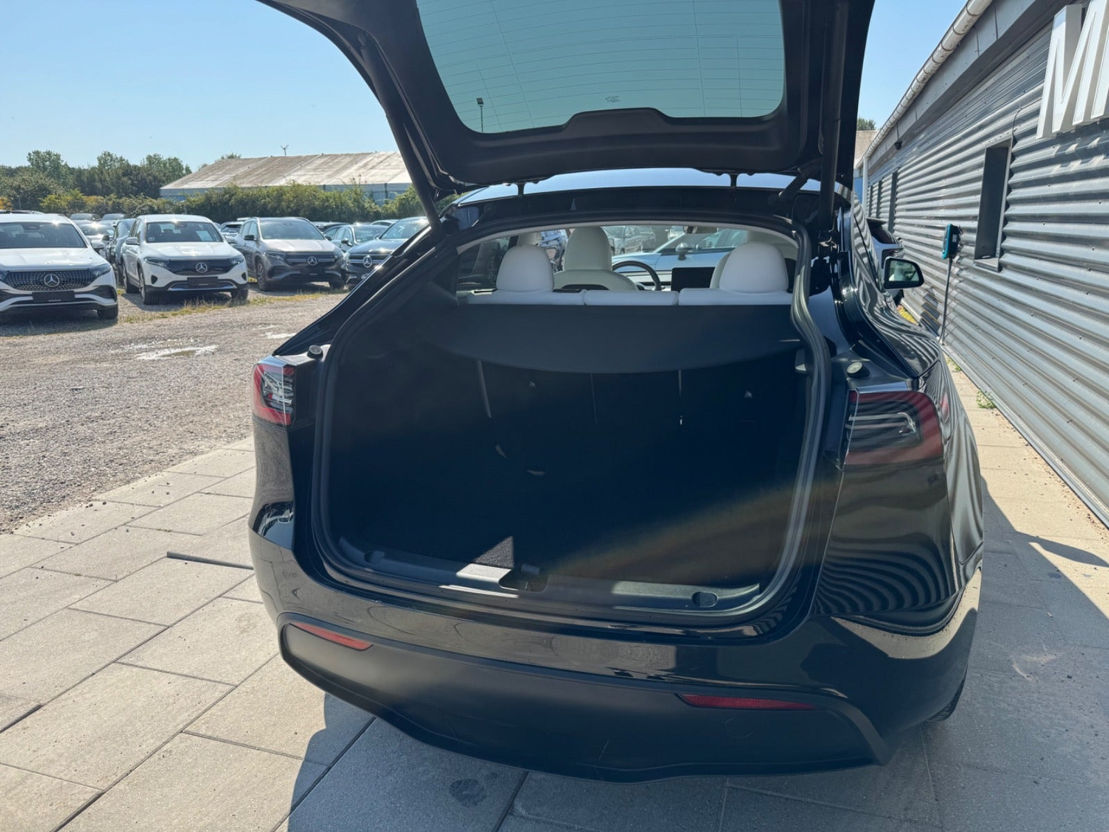 Sort Tesla Model Y fra 2024