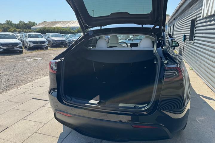 Sort Tesla Model Y fra 2024