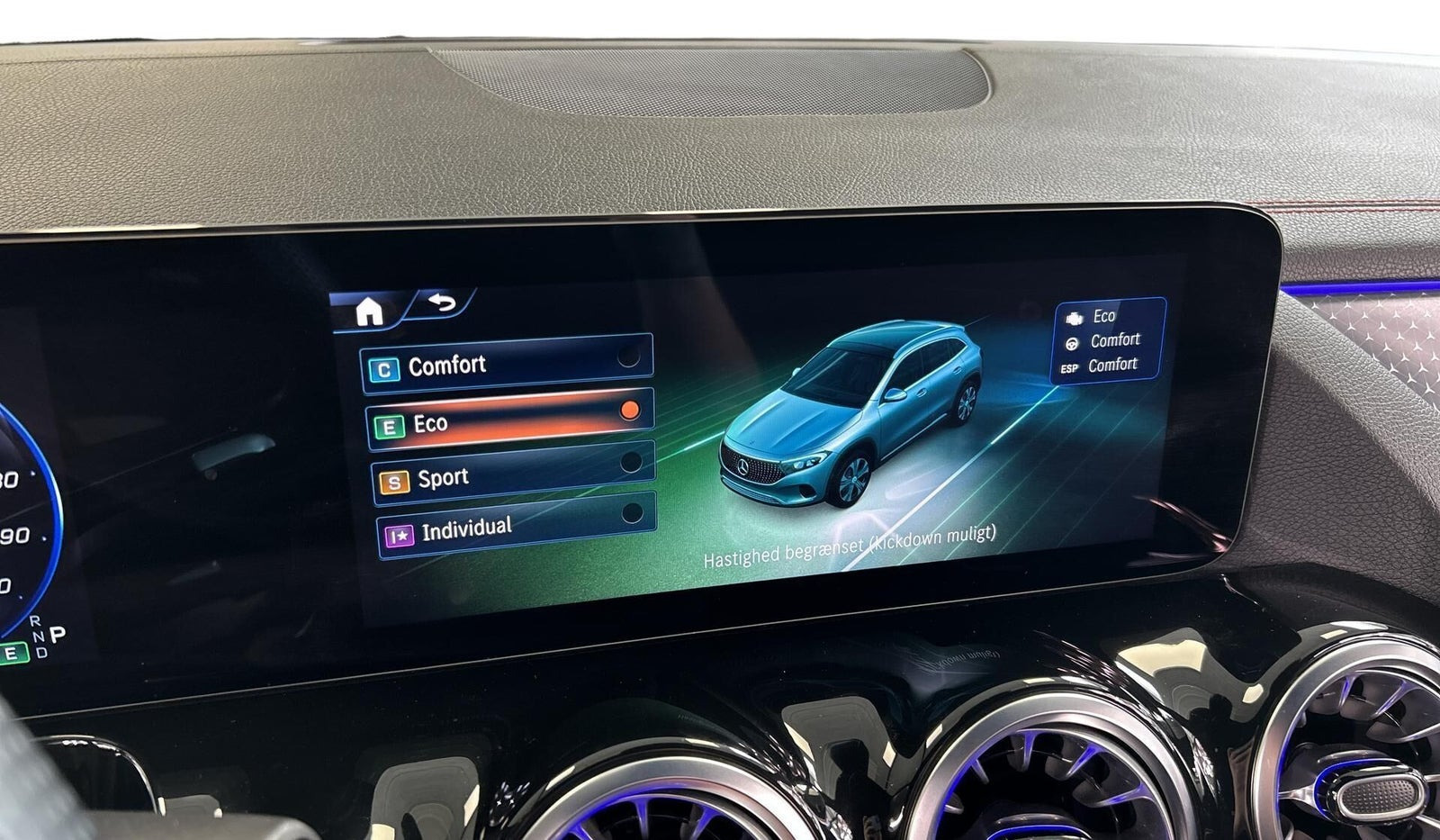 Sølv Mercedes EQA250+ fra 2025
