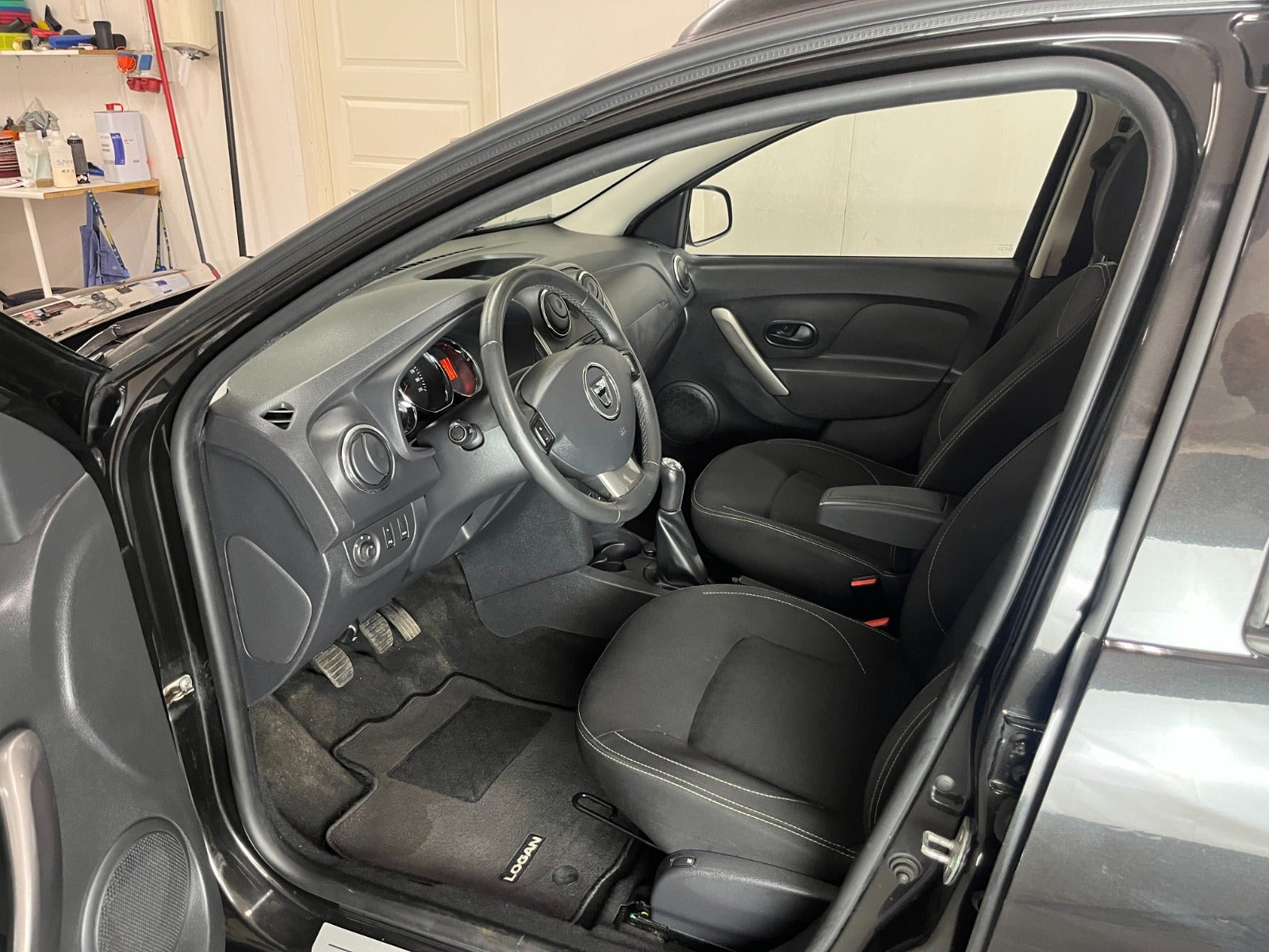 Sort Dacia Logan fra 2016