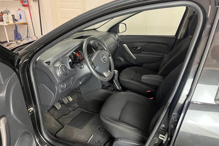 Sort Dacia Logan fra 2016