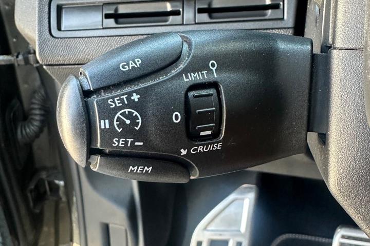 Grå Peugeot 3008 fra 2019