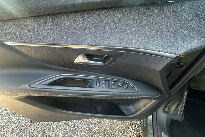 Grå Peugeot 3008 fra 2019