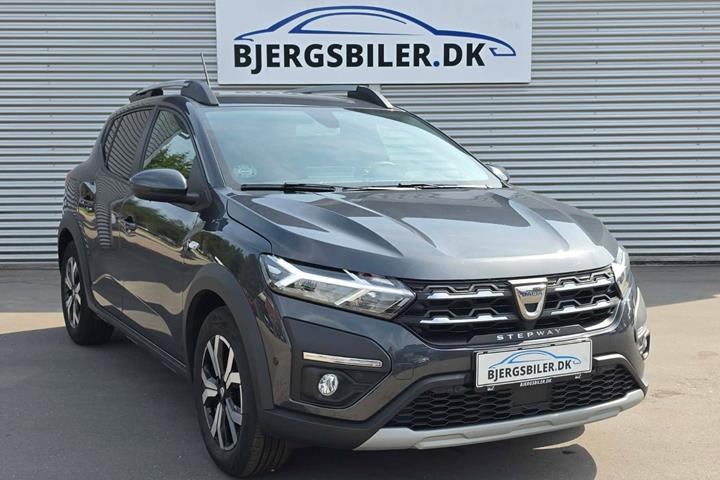 Grå Dacia Sandero Stepway fra 2022 set udefra