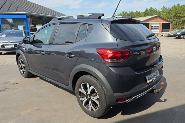 Grå Dacia Sandero Stepway fra 2022