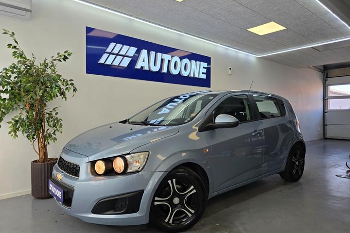 Blå Chevrolet Aveo fra 2011 set udefra