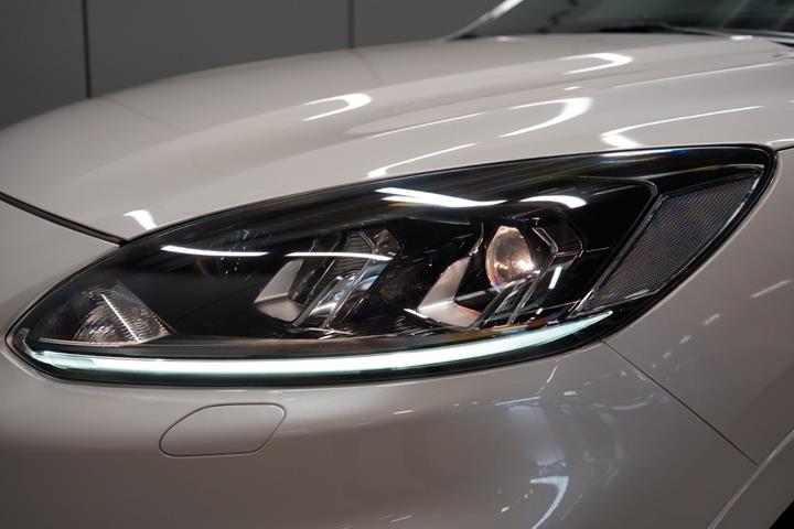 Hvid Ford Kuga fra 2021